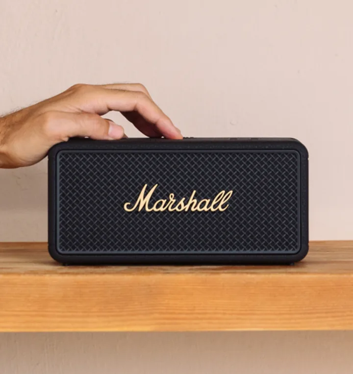 Bluetooth-Lautsprecher auf einem Holzregal