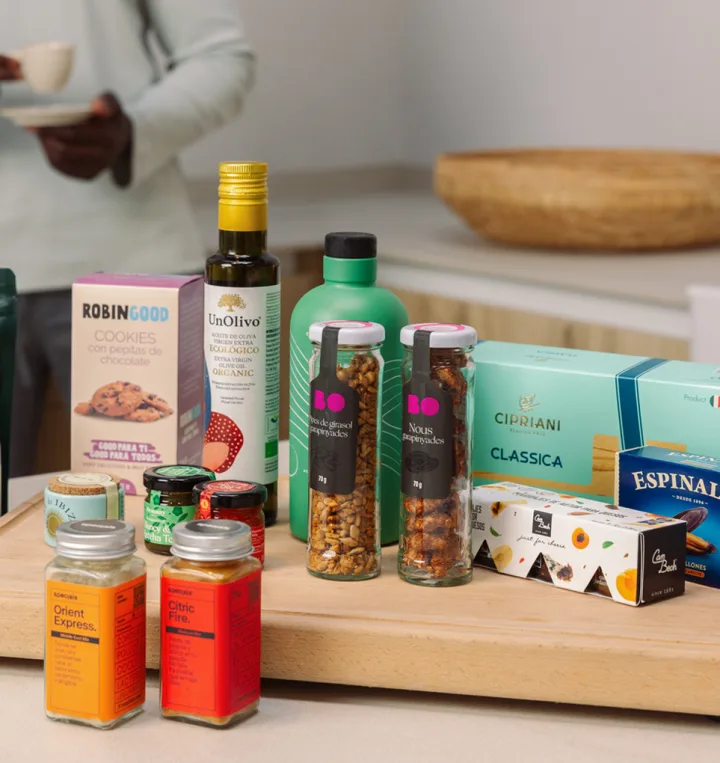 Vorratsstillleben mit Olivenöl, Konserven, Gewürzen und Tees
