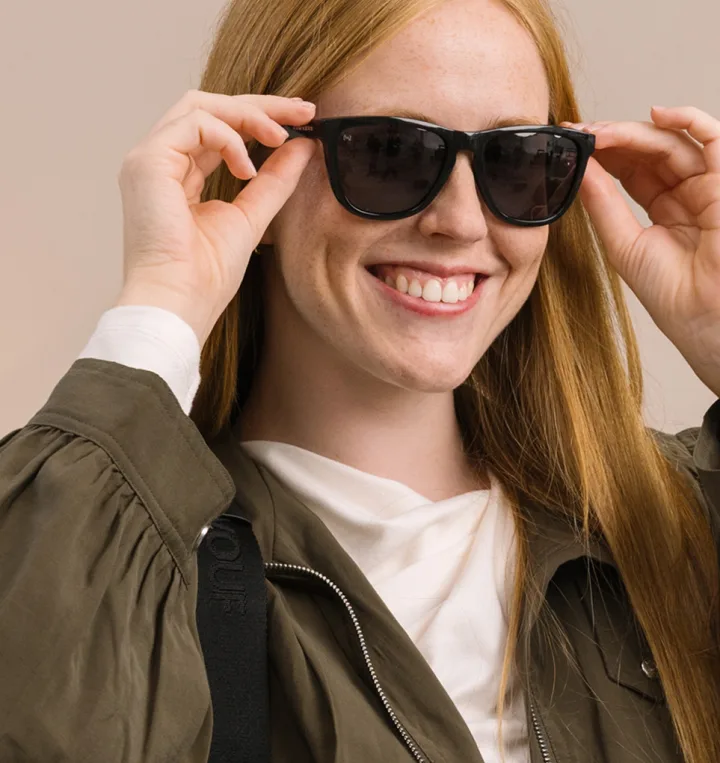 Lächelnde Frau mit Sonnenbrille