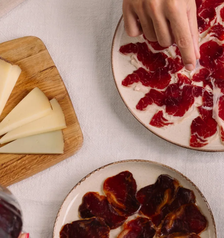 Teller mit iberischem Schinken und gereiftem Käse
