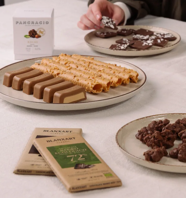 Handwerklicher Turrón und Schokolade auf weißer Tischdecke