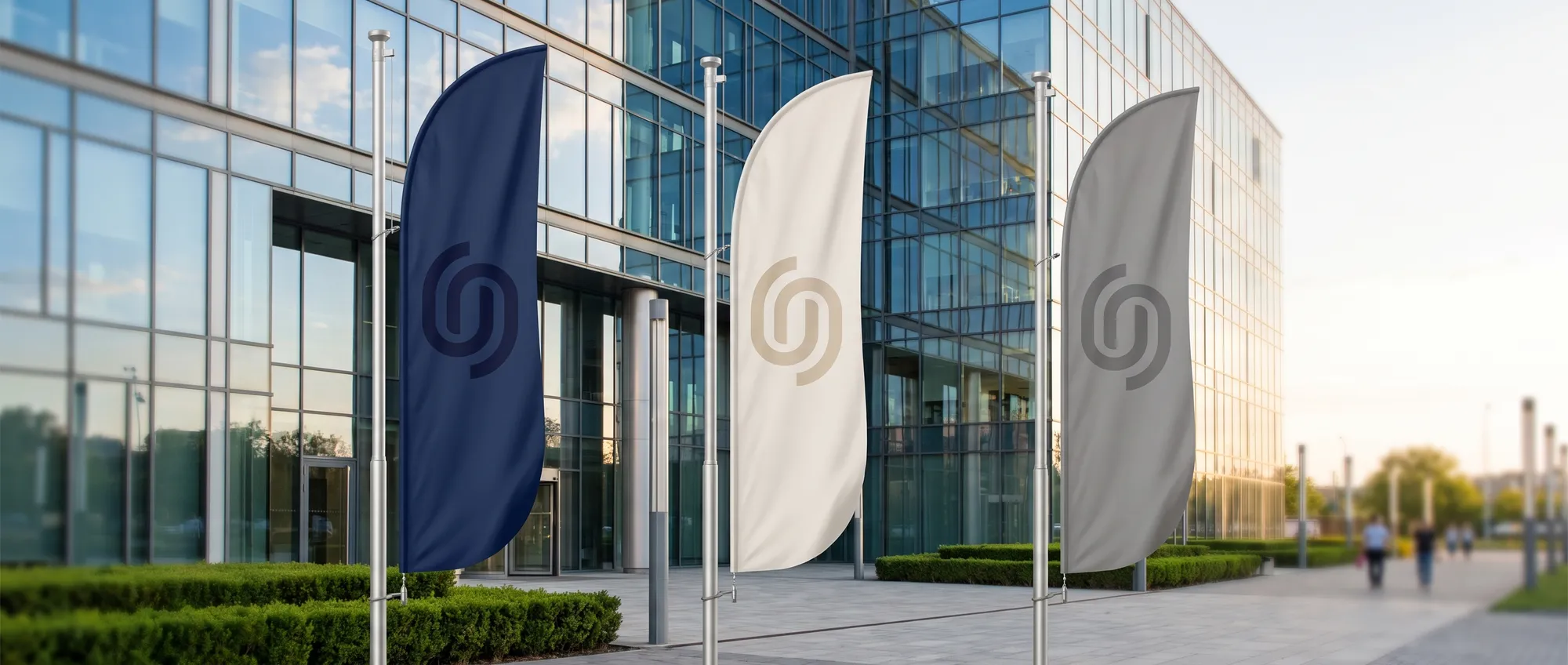 Personalisierte Beachflags und Banner mit dem Logo eines Unternehmens am Eingang einer Veranstaltung