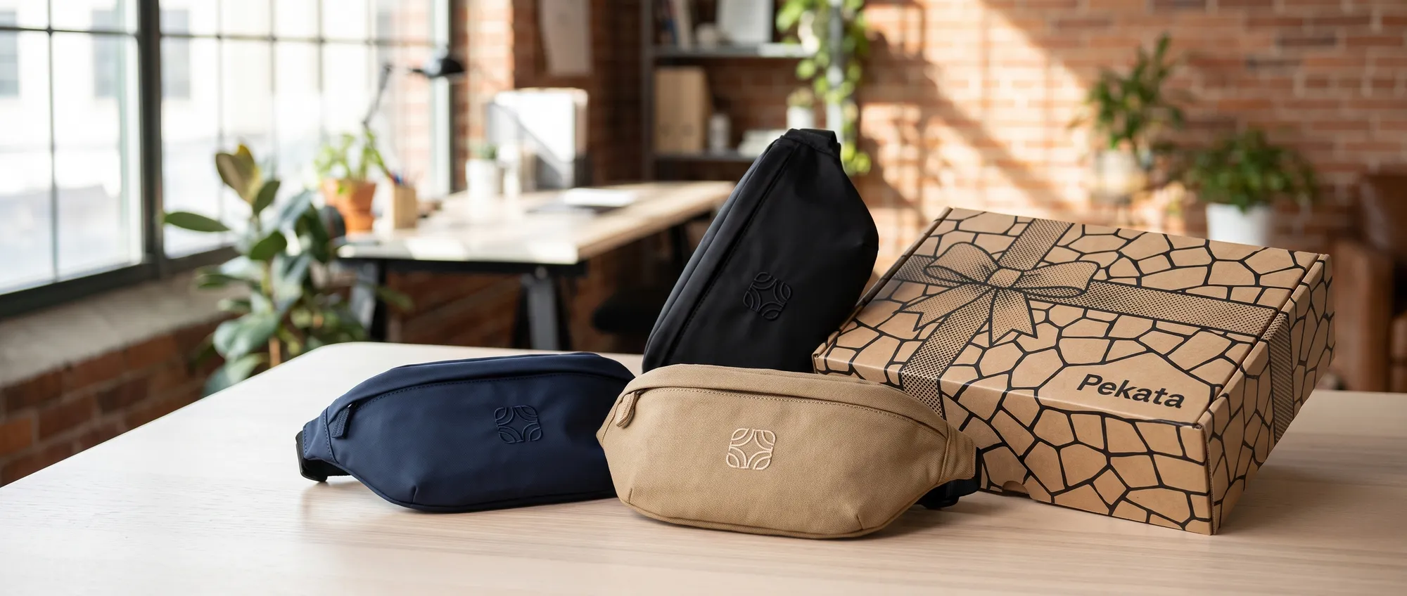 Unternehmens-Bauchtasche aus recyceltem Polyester mit dem Firmenlogo auf der Fronttasche gestickt