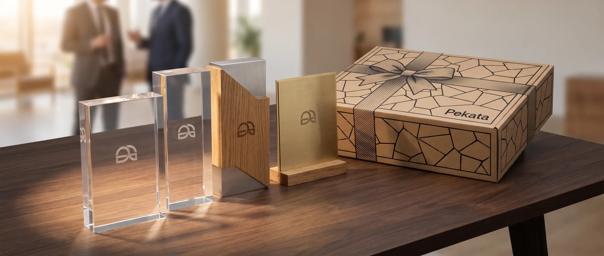 Personalisierte Trophäen für Unternehmen aus Acryl und Glas mit dem Logo einer Firma graviert