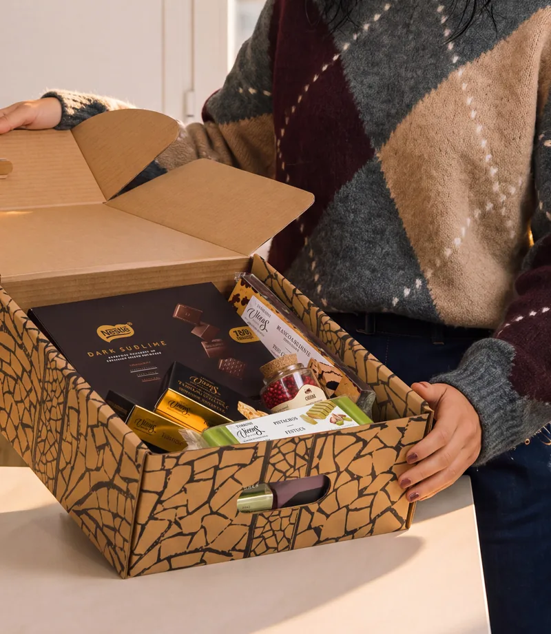Gourmet-Präsentkorb mit Pralinen und Nougat
