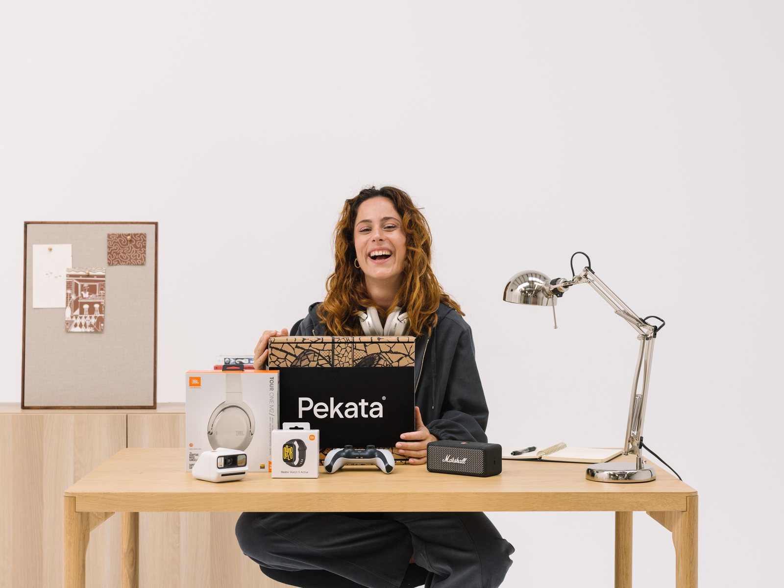 An employee opens her Pekata box at her desk